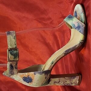 VINCE CAMUTO sz7 Acelyn Open Toe Floral block heel shimmery